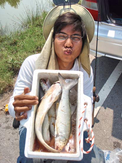 เต็มลังแบบนี้อีกแล้ว....
โอ้ววววว ร้ายกาจ มีปลาไปกินอีกแล้ว
ช่วงนี้น้าโน๊ต หน้าดำ คล้ำ ๆ คล้ายปลาช