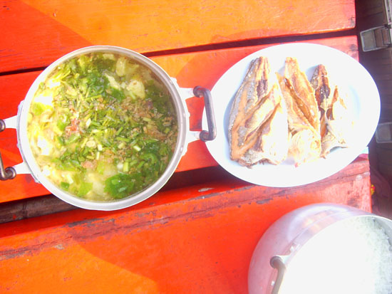 กับข้าวมื้อนี้...ฉักฮื้อทอดน้ำจิ้มรสเด็ดปะกบคู่กับไข่น้ำอีกหม้อ เป็นกับข้าวที่ดูดีมีการศึกษา  :laugh