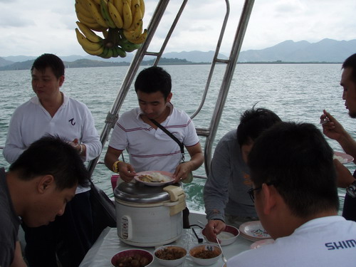 หวัดดีครับน้าไก่ 



หลังจากนั้นก็แยกย้ายกันเข้านอน
ตื่นขึ้นมาก็กิน  :kiss: :kiss: