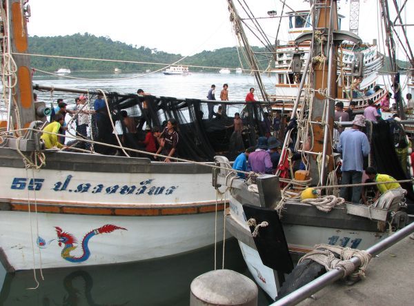 บริเวณท่าเรือนึกว่าอยู่ต่างประเทศ ฟังเค้าคุยกัน


เอ  ที่นี่ ประเทศไทยป่าววะ :ohh: :ohh: :ohh: :o