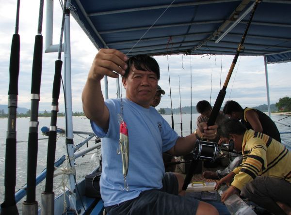 เอาไว้ทรอลลิ่ง เล่นๆที่ท้ายเรือครับ ดำตื้น หนึ่ง ถึงสองเมตร