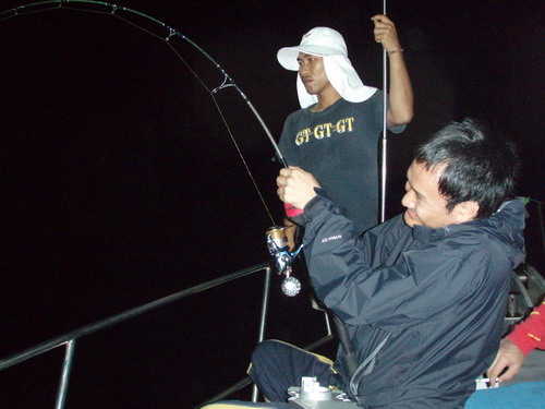 จากท้ายเรือวนมาหน้าเรือ มันพะยะคะ :l