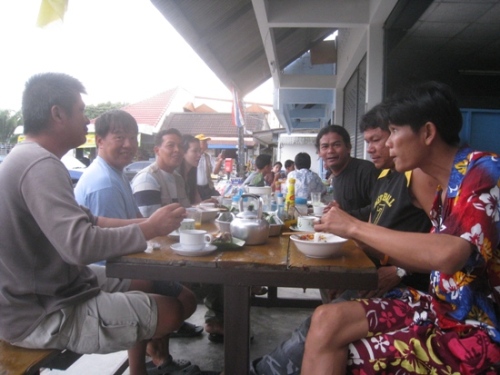 ผลัด 2 มาแว้ว ก่อนขึ้นเรือแวะเติมพลัง