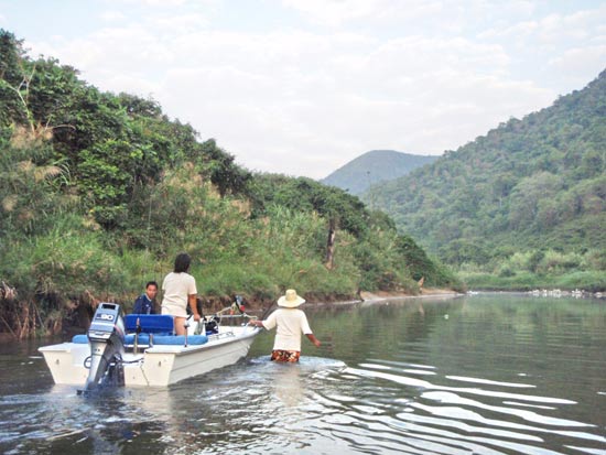 **อยากชวนมานั่งเรือยางที่สัตหีบจัง..รับรองมันส์แน่ๆ**
เรือหรูๆ 90แรง ยังเสียวแทบตราย น้าเบิ้ด...
 