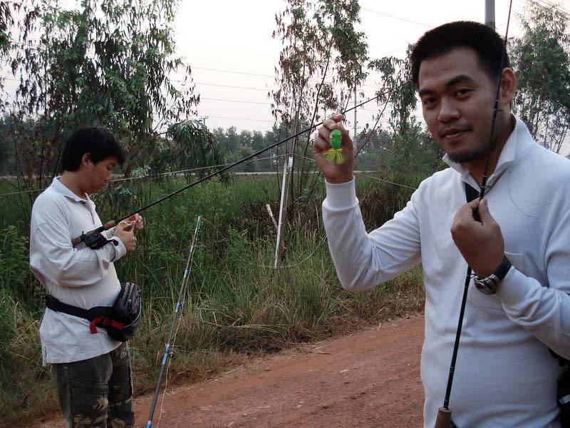 มาถึงที่นัดพบบ่อเสียงสนก่อนเพราะ [b]
