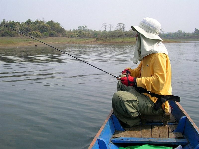    นั่งเรือตกปลาแบบสบายๆ ไม่ต้องรีบร้อน ลำบากตรูดนิดหน่อยตูดระบมไปหมดคราวหน้าต้องเอาชูชีพไปรองนั่งซะ