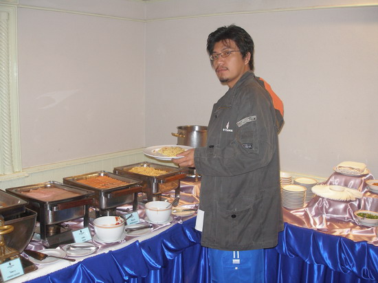 ตอนดึก เข้าพักผ่อนที่โรงแรมเสร็จ มาเจออาหารเช้า กินนิดหน่อยเป็นพิธี

ผมคนเดียว น้ำส้ม 5แก้ว นม 4 แ