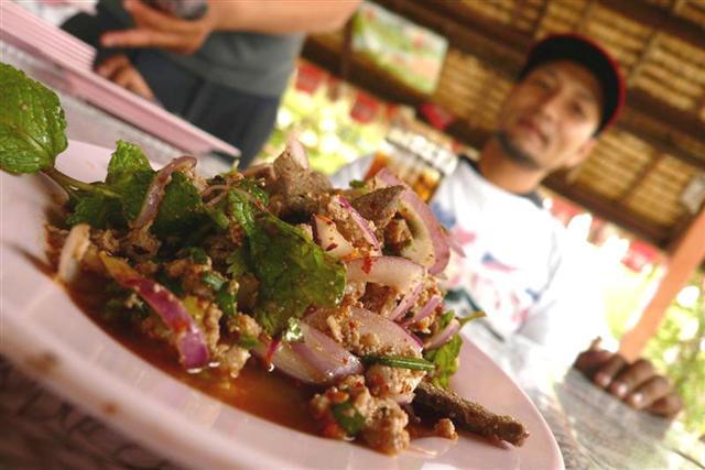 ลาบ..............มันช่างเข้ากั๊น เข้ากัน กับ