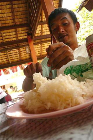 ข้าวเหนียว........ก็คงไม่พ้น น้าทองดำ อะ