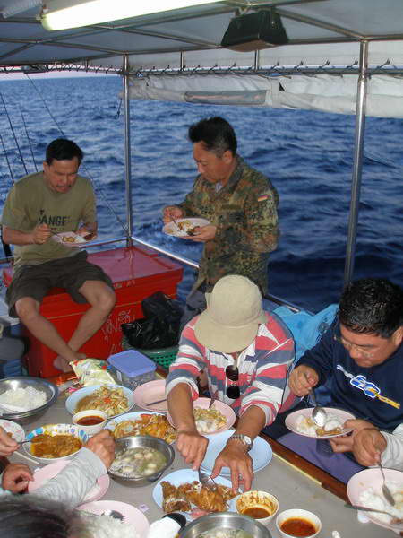 บรรยากาศสบายๆครับ กับข้าวอร่อยครับ ปลาสดๆ ทอดมากี่ตัว เกลี้ยงทุกจาน

กินข้าวเสร็จ ฝนตกอีก เอ้อ อาร