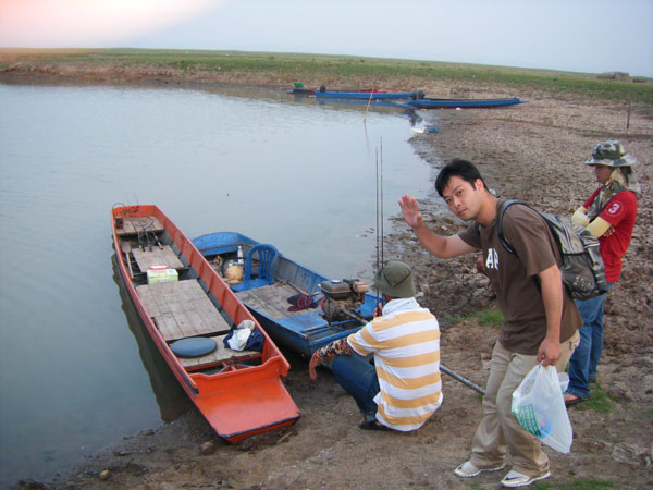 น้ำในเขื่อนลดลงไปมาก เราลงเรือ กันตรงนี้ ล่องเรือผ่านคลองเล็ก ก่อนออกถึงเขื่อน

น้าปุ้มไหญ่ ลงเรือ