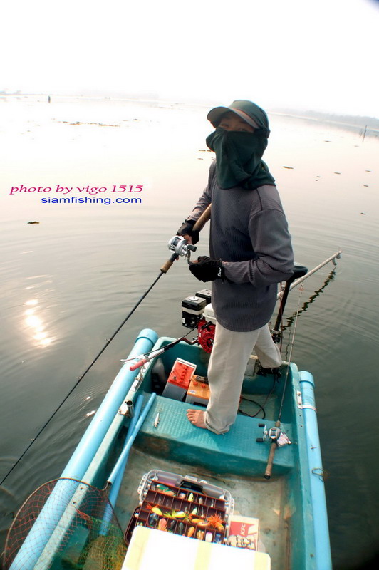 พลัดกันตีครับ..จิบรอบเรือเลย :umh: