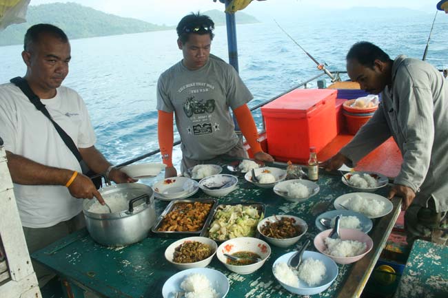 อาหารบนเรือเทียบเท่ากับอาหารในภัดตาคาร ยังไงยังงั้น
มื้อเช้าก่อนเข้านอนรอเวลาในการเดินทาง 15 ชั่วโม