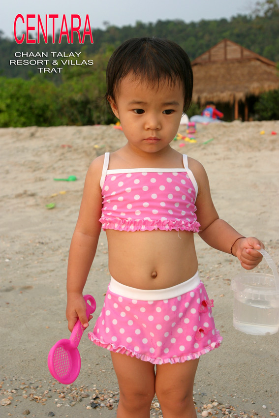 ลูกสาวคนนี้ ไม่กล้าลงน้ำ  :laughing: :laughing: