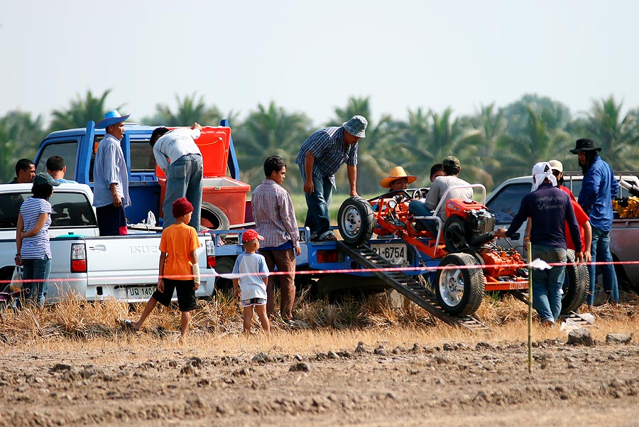 กำลังเอา รถสูตร 1 ลงสนาม