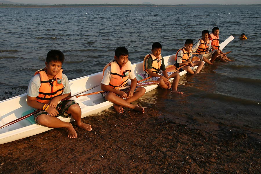 ตอนผมกลับขึ้นฝั่ง  ยังไม่เย็นนัก  ผมเจอ น้อง ๆ นักแข่งเรือพาย ซ้อมกันอยู่บอกว่าจะมีการแข่งเร็ว ๆ วัน