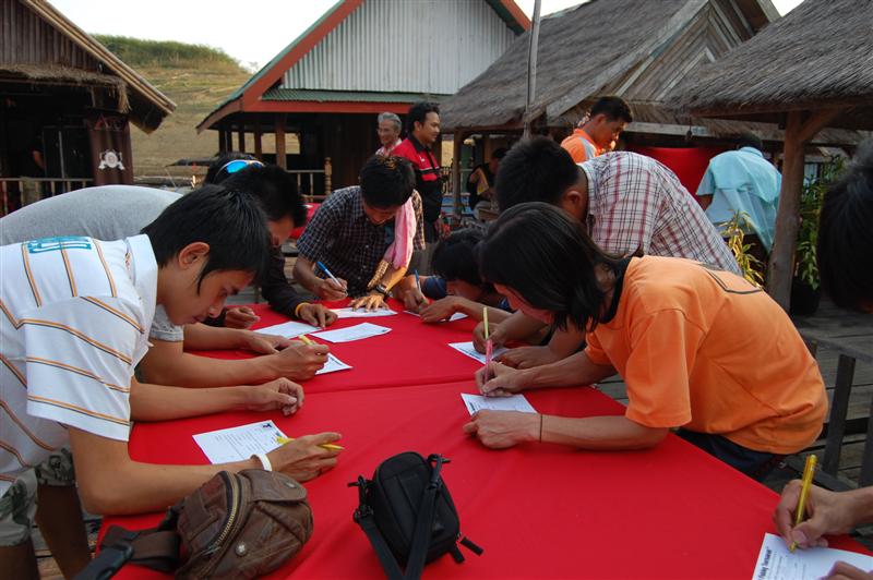 ทุกคนกำลังขมักเขม้น....ในการกรอกใบสม