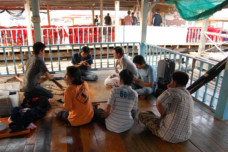 พวกเรานั่งคุยกันเรื่องอุปกรณ์....แต่