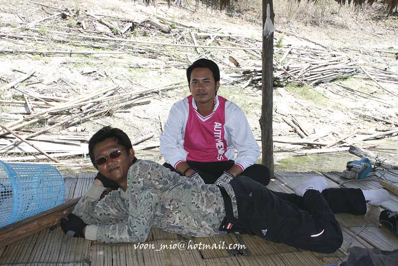 ส่วน ชาคิด กับน้า Aun-jik หนังท้องตึงก็ล้มตัวกันตามสบาย :kiss: :kiss: :kiss: