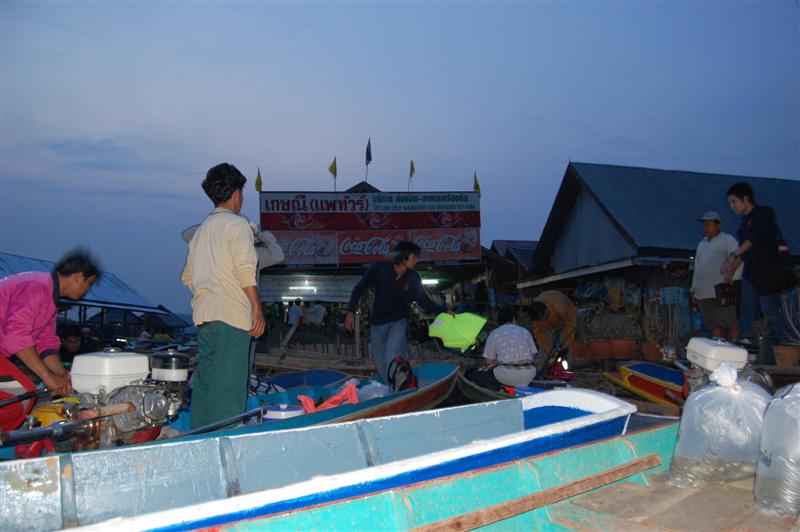 มีการตรวจเช็คเรือทุกลำ....นักตกปลาท่านไดไม่มีเสื้อชูชีพ   ( อดแข่งคับ )