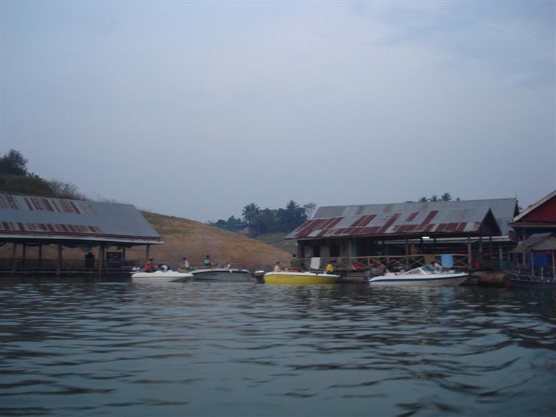 เรือเครื่องแร็งๆนี้....จะปล่อยทีหลังเรือชาวบ้าน 15 นาทีคับ