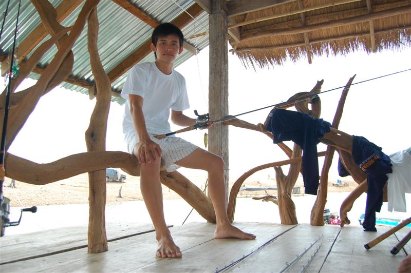 ผมสบายกว่าใครๆ....ได้เล่นน้ำด้วย