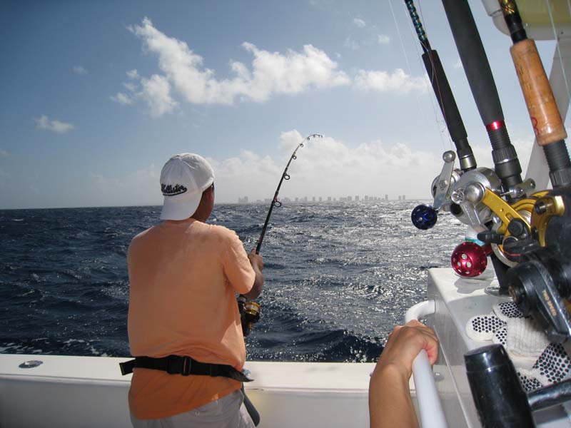 Troll อีกไม่นานรอก Penn 9500ss ก็ร้องลั่น...ผมหยิบขึ้นมา Set Hook มองไปไม่เห็นอะไร...

กัปตัน Bill