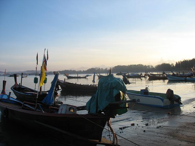 บรรยากาศยามเช้าก่อนออกเรือ

ไต๋โคลิน ที่แพบ้านเกา จังหวัดภูเก็ตคับ