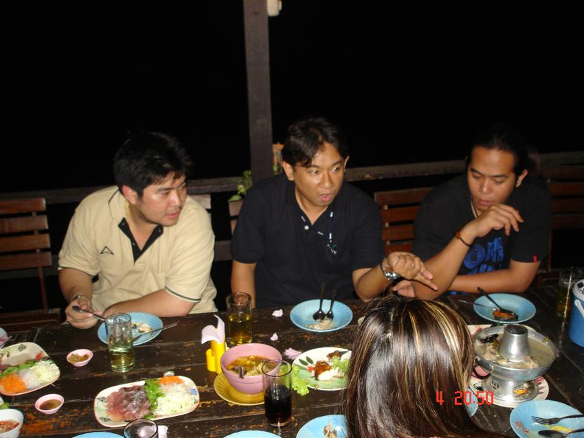 ส่วนสามหนุ่ม สามเมา แก๊งค์จี นี่ใช่ย่อยยยย....
      มาถึง ก็ ตักๆ กินๆ รินๆ ยก ซดๆ...
         กว