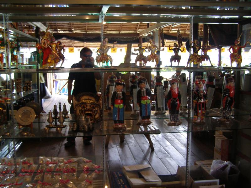 ภายในร้านก็ พอมีของฝาก ที่ให้นักท่