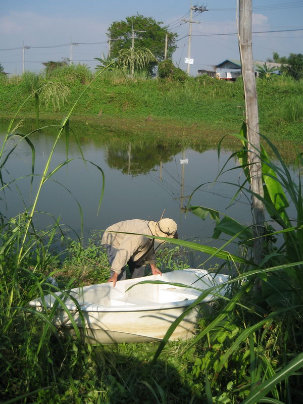 ทุลักทุเลกันพอควรครับระหว่างช่วยกันเอาเรือลงน้ำ :laughing: :laughing: :laughing: