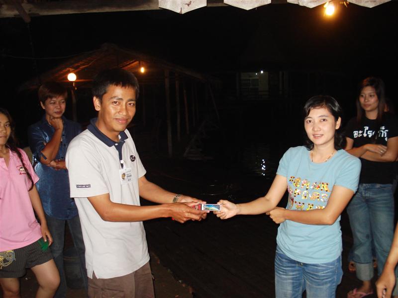และน้าเก่ง ก้อแจกเบอร์..เย้ยยยแจกเหยื่อปลอมที่ระลึก :cheer: :cheer:

แควนน้าเจนรับไปก่อน..แชมป์จับ
