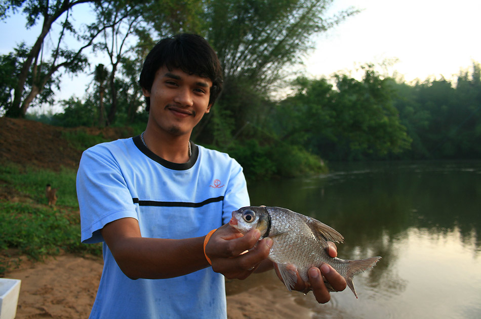 ไม่นานเราก็ได้ปลาตัวแรกขึ้นมาเชยชมครับ :cheer: