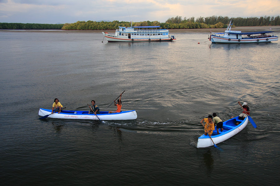 มาถึงท่าเรือก็เจอ เด็กๆ กำลังพายเร