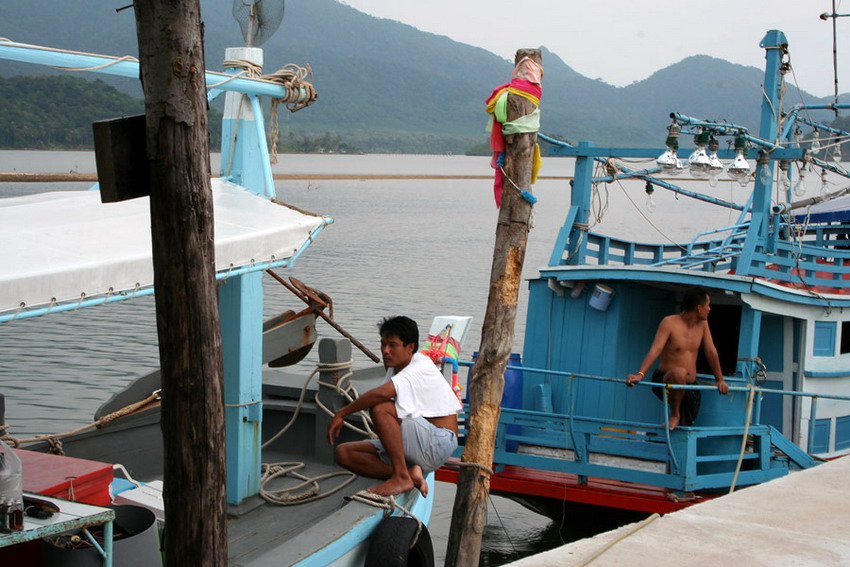 ไต๋เพชร มานั่งรอแขกตกปลาสนทนกับเพื่อนร่วมอาชีพ รอพวกเราอยู่ที่เรือพร้อมกับมองดูเมฆน้อยเคลื่อนบนฟ้า  