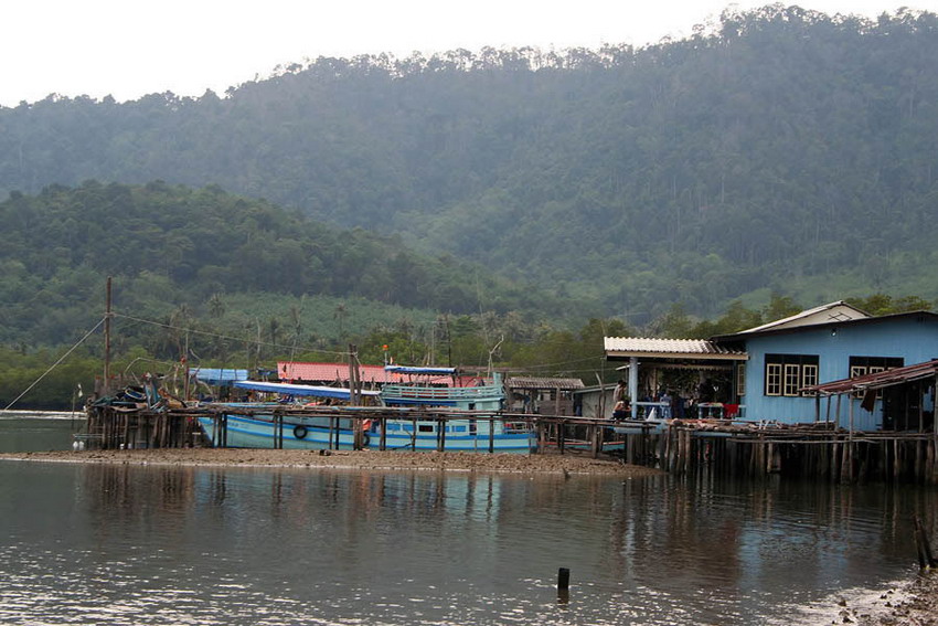 จากปลายสะพนหน้าบ้านไต๋มองเห็นวิวทิวทัศชาวเลบนเกาะแห่งนี้  :smile: