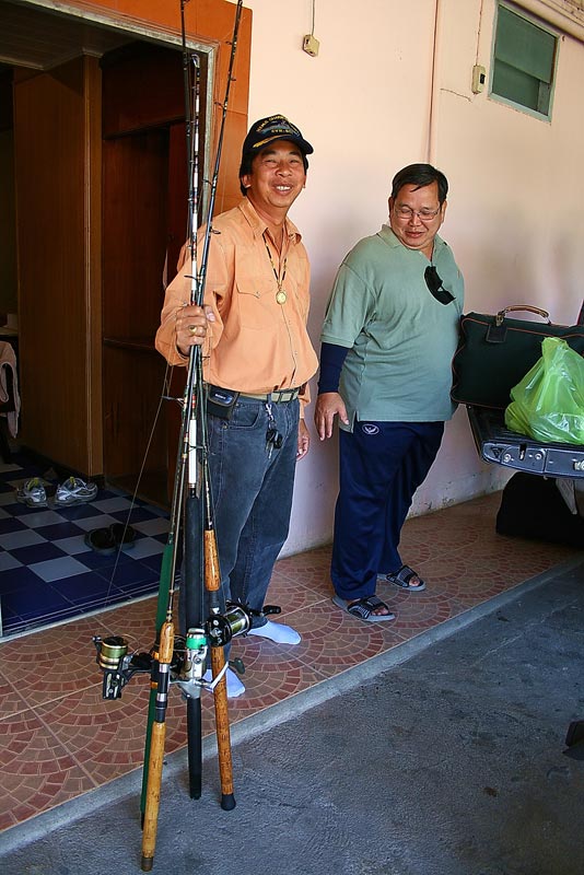 พี่พรเทพกับอุปกรณ์บางส่วน ที่เตรียมไว้ตั้งแต่เมื่อคืน.....
ส่วนที่ยืนอยู่ข้างๆ...คือท่านผ.อ.ที่พี่พ