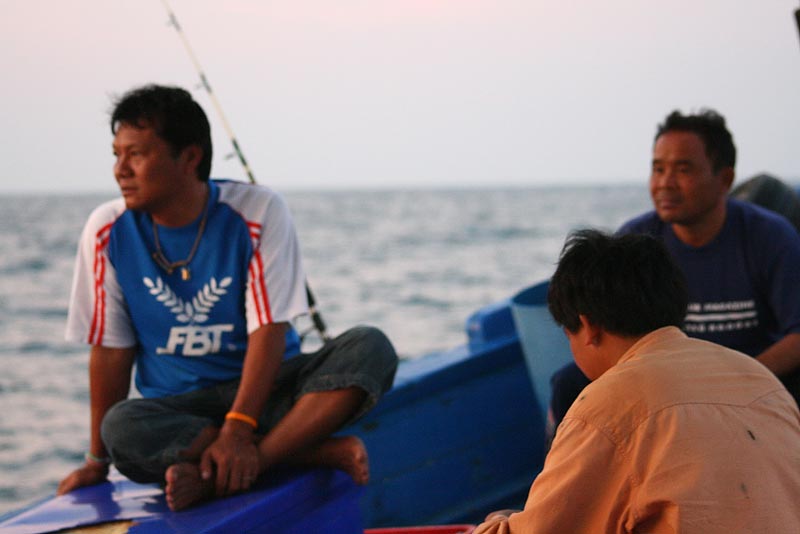 ที่หัวเรือ...ก็นั้งคุยกันถึงความวุ่นวายเมื่อคืนที่ผ่านมา....
ใครขาด.......ใครหลุด......ก็ถูกขุดเอาม