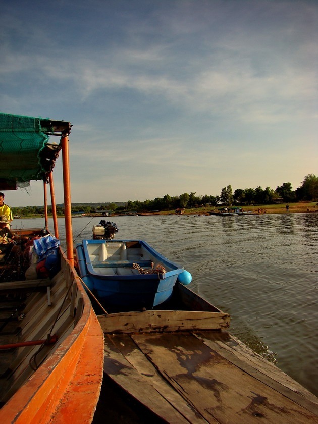  
:kiss: :kiss: ตั้งใจติดเอาเรือพลาสติก
  มาเล่นไกด์เวลาเข้าหมาย  :love: