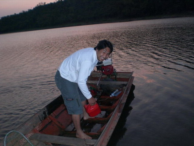 ตอนเช้า เอาเรือออกไปตีเหยื่อกันเองครับ โดยมีน้าเมย์เป็นไต๋จำเป็น........เนื่องจากไต๋ทองติดลูกค้าไม่ส