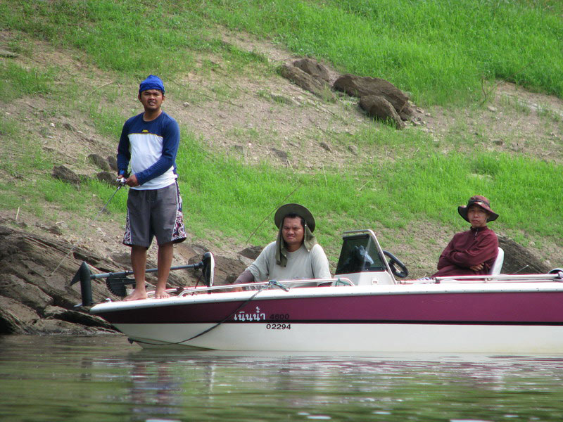 เอิ้วววว.........มีเรือผ่านมาด้วย อ่าววว