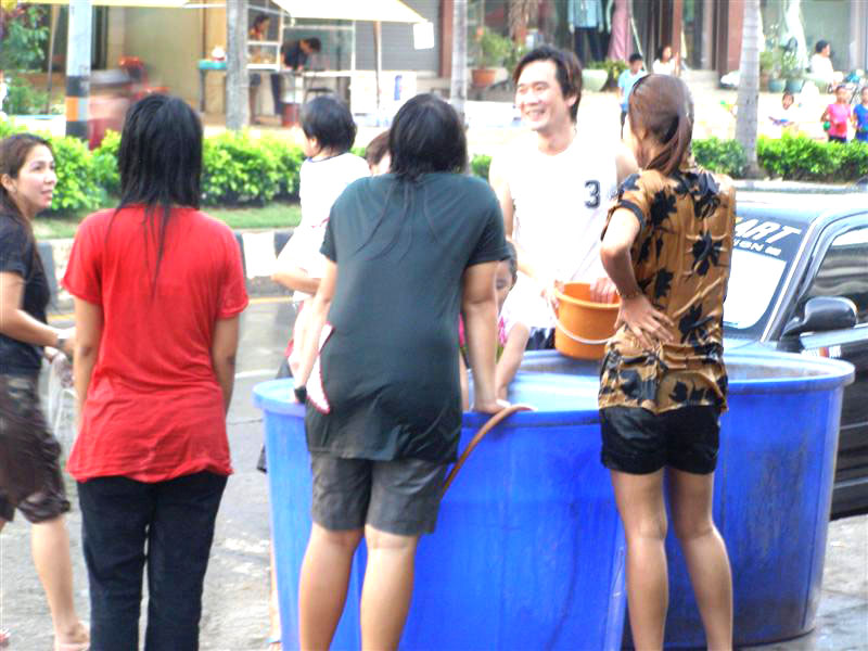  [q]ชอบน้องคนที่ใส่เสื้อดำแดงมากๆเลย