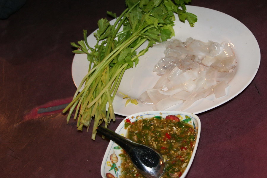 เรียกน้ำย่อย ด้วยหมึกสดแล่จิ้มพริกเกลือแนมด้วยผักลาบ กินกันบนเรือ เวลาเข้าห้องน้ำจะได้ถ่ายกันเก่งๆคล