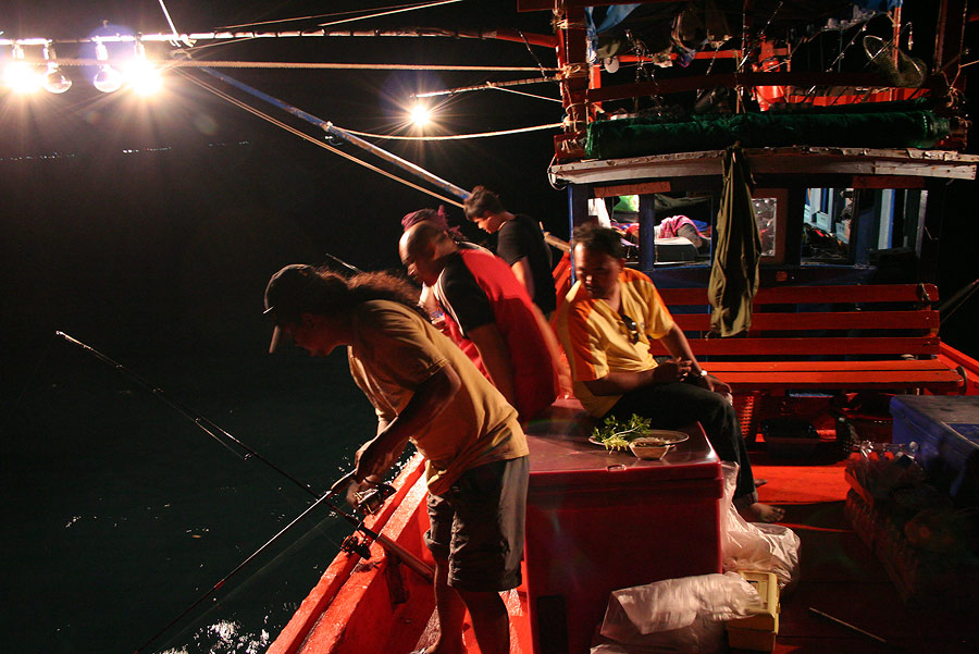 โดนดูดความสนใจ จากข้างเรือ.. มันมาอีกแล้วววว ค่อยๆดึงมันขึ้นมานะคร๊าบบบบ โปรหมึก :cheer: :cheer: :ch