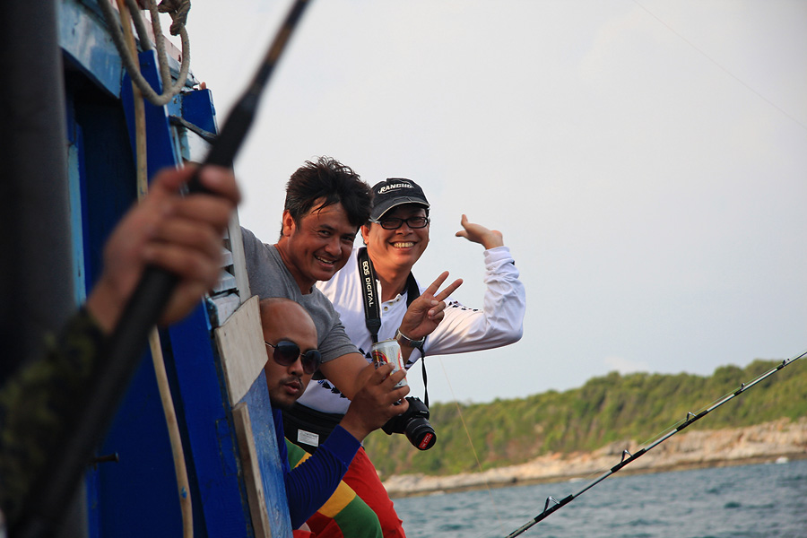 ซูมๆ หน้าตาพี่กองเชียร์ท้ายเรือค่ะ