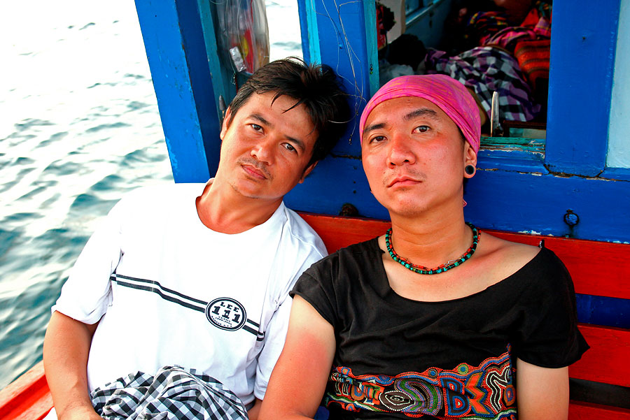 
สิโรจน์  กับ กระเบนบาส

นั่งเมาขี้ตาอยู่ที่ม้านั่ง

 :grin: