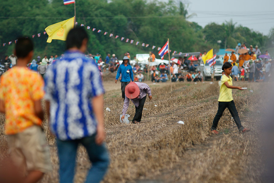 ชาวบ้าน และผู้ชม ช่วยกันเก็บขยะครับ