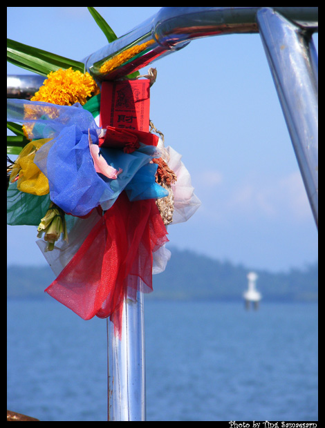           ผ้าสีและดอกไม้ สีสันสวยสด เพื่อกราบไหว้บูชา แม่ย่านางประจำเรือ Ocean One Ranong # 2 ครับ