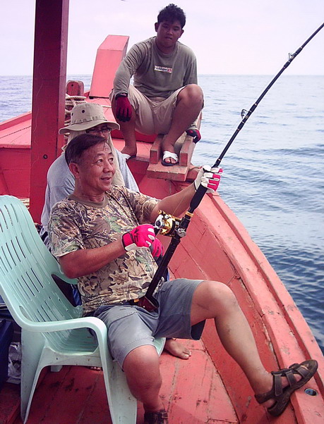 ส่วนมากทีมงานของ A.LEK fishing by Sing จะไม่ปั่นหมึกครับ เล่นแต่เหยื่อ Jig กะโสกลูกปลานิดหน่อยครับ