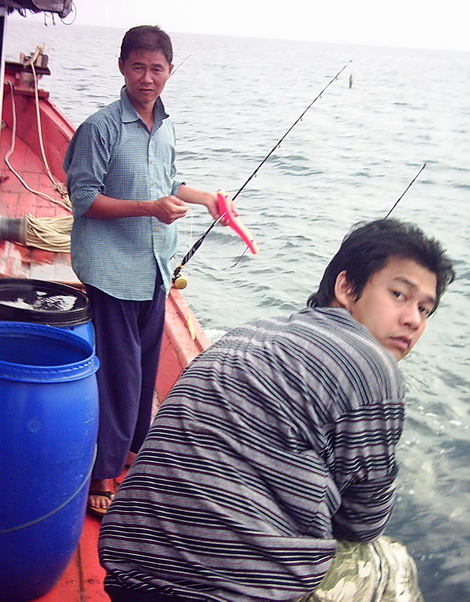 ส่วนนี่พนักงานปลดปลา  ภูมิใจกับเบิร์ดของไทยครับทำงานได้ผลดีมากครับ